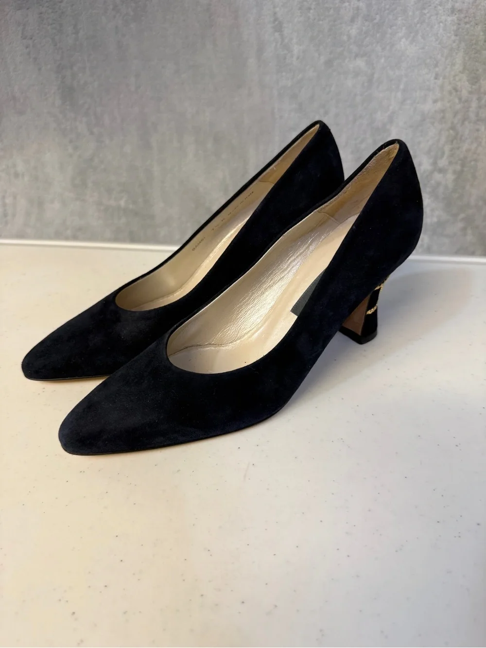Bally Suede Heels Size 7.5 Navy Pumps with Gold Chain Heel Detail - Picture 2 of 9